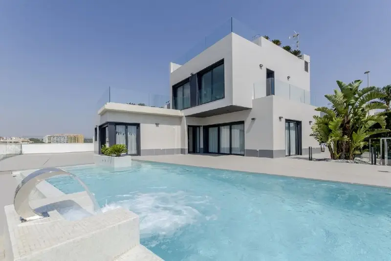 Villa con Piscina en Campoamor Orihuela