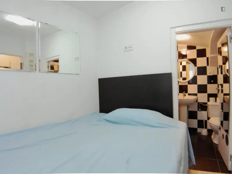 Habitacion Doble con Baño Privado - Piso Compartido