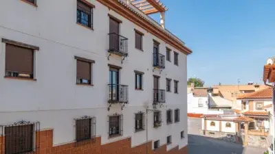 Piso en Venta en Granada: 2 Dormitorios, Patio y Garaje Incluidos
