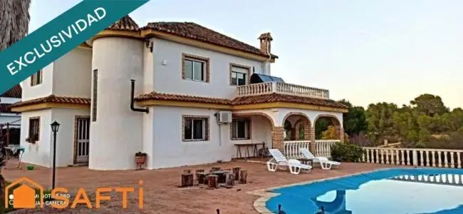 Chalet independiente en Chiva con piscina y jardín