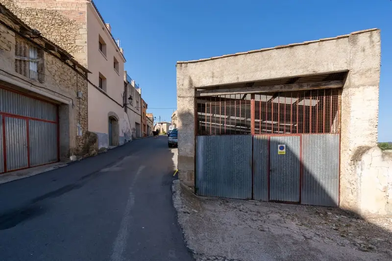 Almacenes y Vivienda en Venta en Arnes Tarragona
