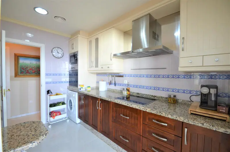 Apartamento en Primera Planta con Vistas al Mar en La Duquesa