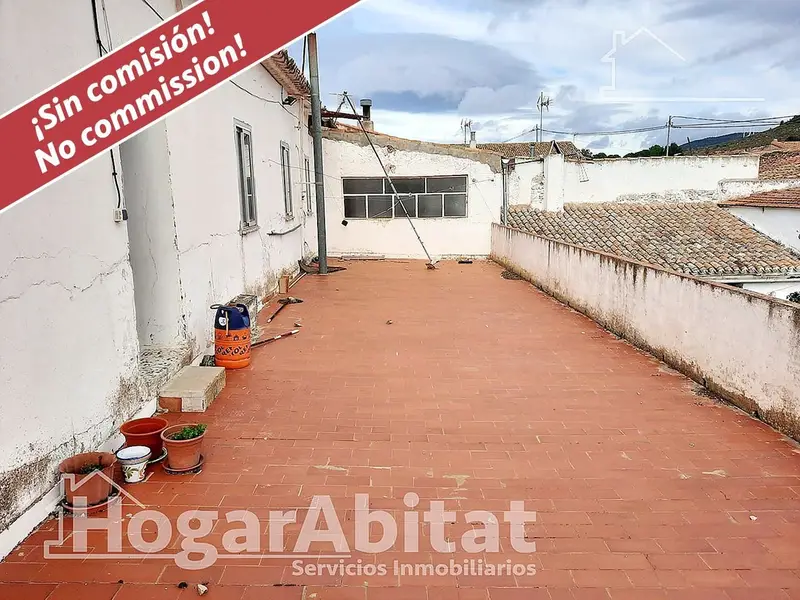 Casa con Terraza y Garaje en Villena 747m2
