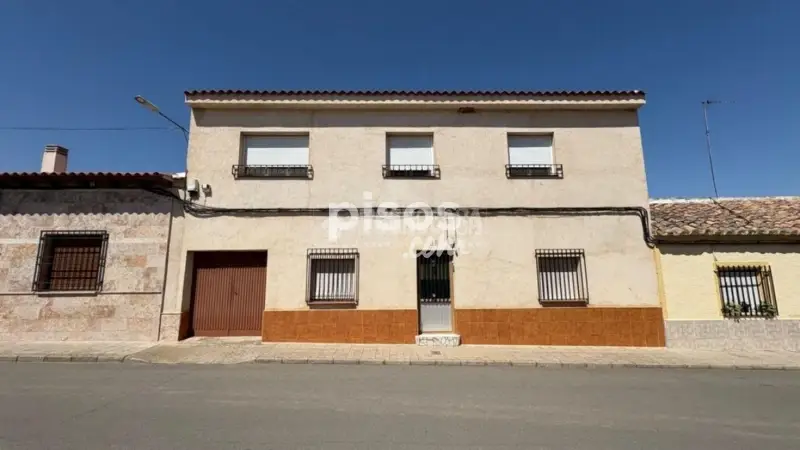 Casa Adosada en Manzanares: 2 Plantas Reformada Cerca del Castillo