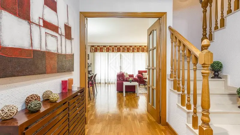Casa en Finca Vertical con Local Comercial en Barcelona
