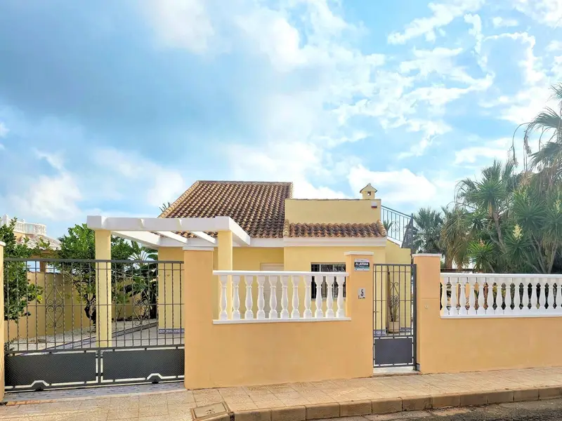 Chalet en Los Urrutias con Piscina Privada y Acceso Directo a la Playa