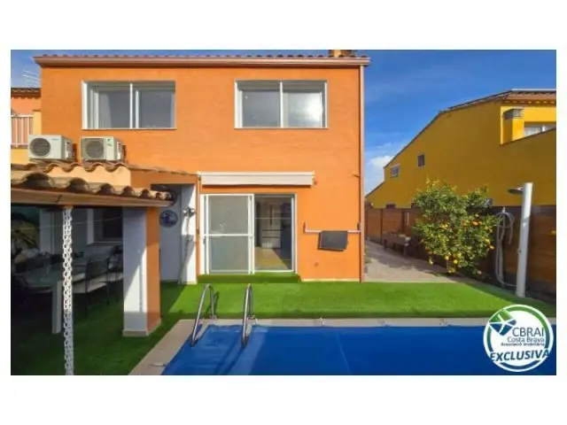 Casa familiar en Sant Pere Pescador con piscina y garaje