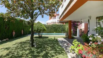 Casa en Urbanizaci	ón El Carmelo con Piscina y Vistas a Sierra Nevada