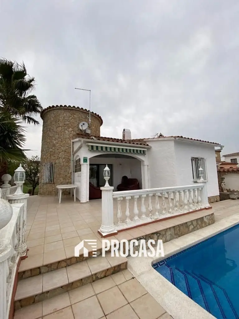 Chalet en venta en Empuriabrava con amarre y piscina