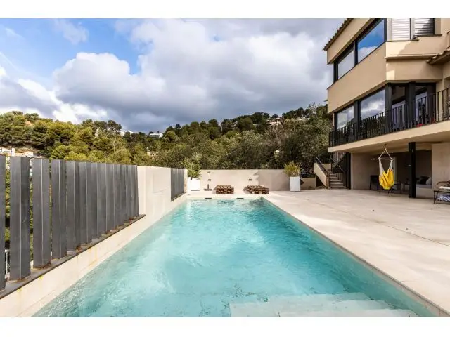 Chalet en Matadepera con Piscina y Vistas Panorámicas