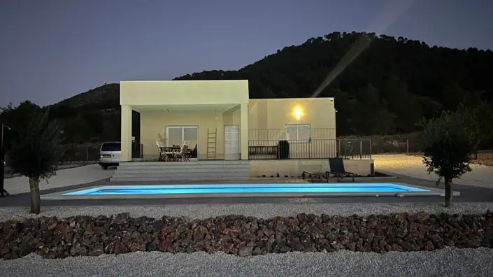 Villa 3 Dormitorios En Venta Pinoso