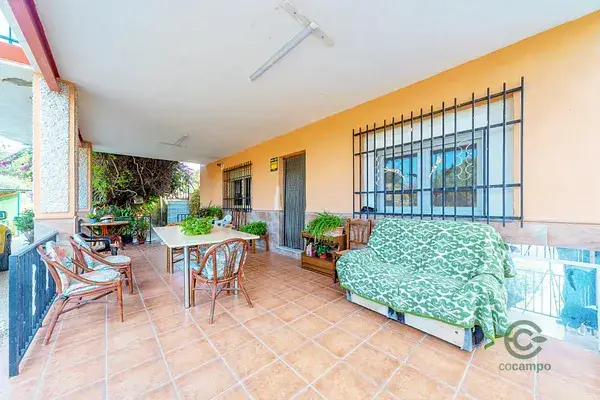 Chalet en Elche con Piscina y Amplio Terreno