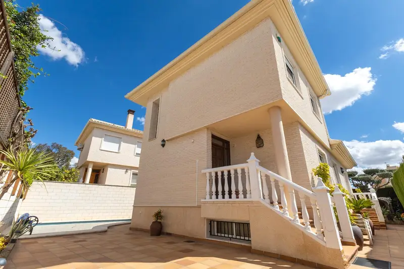 Venta Chalet Soleado Petrel con Piscina y Sótano