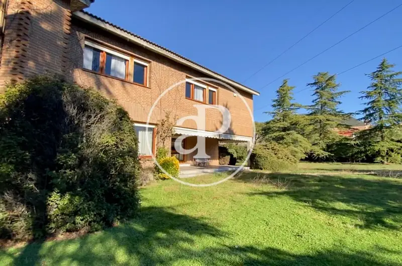 Casa en venta en Torrelodones con piscina y amplio jardin