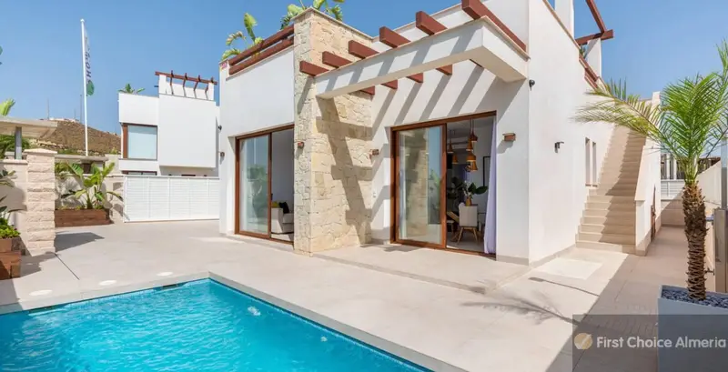 Chalet en Vera Playa con Piscina Privada y Vistas al Mar