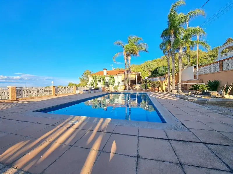 Chalet en venta en Alzira con piscina y amplio jardin