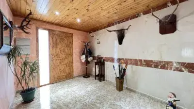 Casa en Planta Calle en Zuera con Garaje Triple y Patio