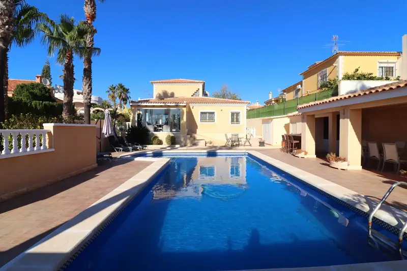 Villa de Lujo en La Marina 4 Dormitorios con Anexo