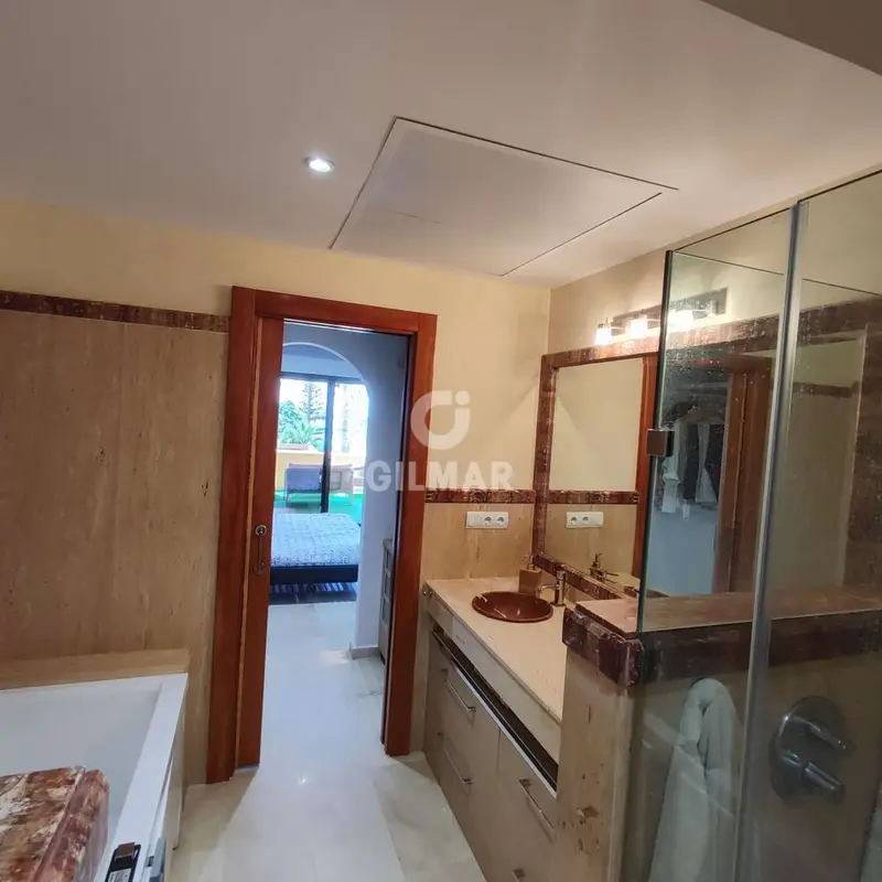 Chalet Pareado en Estepona con Vistas al Mar
