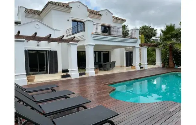 Villa de Lujo en Altos de Puente Romano 5 Dormitorios 1100m2