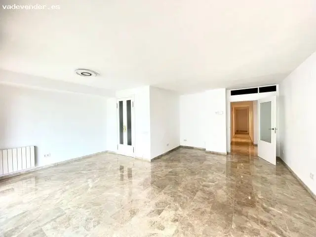 Piso con balcón y 2 habitaciones en Av Francia Valencia