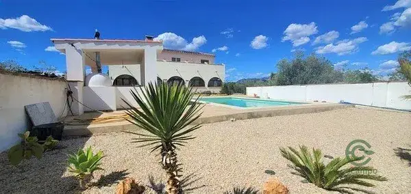 Finca Rústica con Piscina y Energía Solar en Tarragona