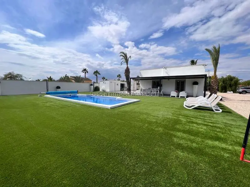 Finca en Venta Elche: Casa de Campo con Piscina y Casa M	
vil