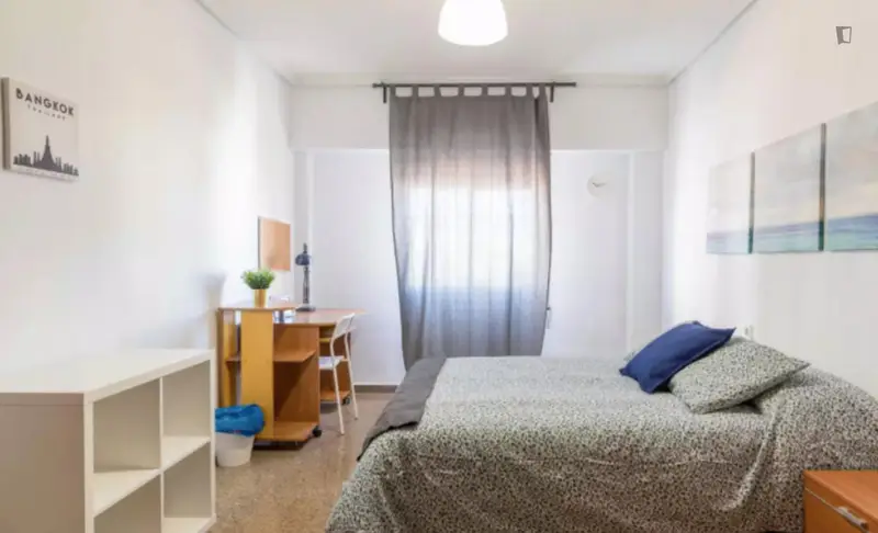 Habitacion Doble con Baño Privado en Piso Compartido