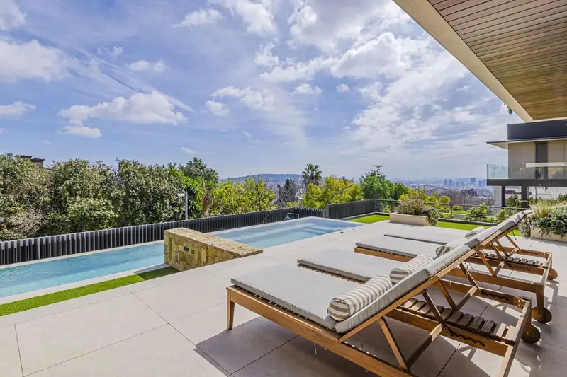 Chalet de Lujo en Barcelona con Vistas al Mar y Spa Privado