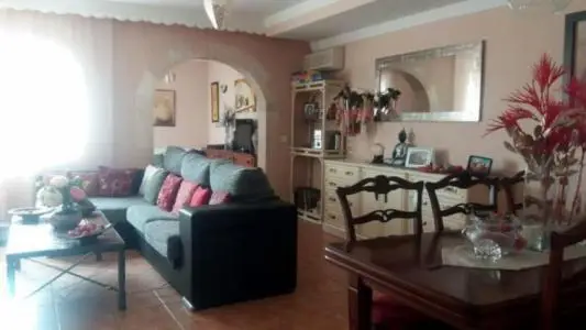 Casa con Vistas al Mar Cerca de Servicios
