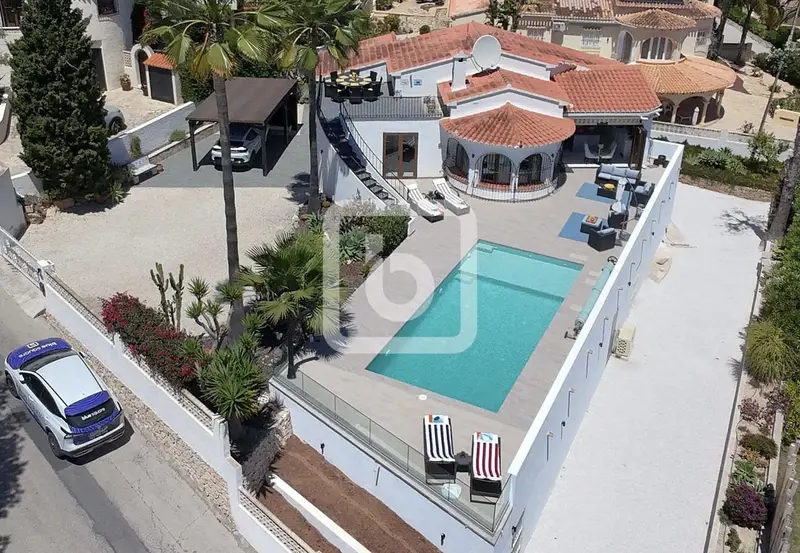 Villa de Lujo en Moraira con Piscina Climatizada y Vistas al Mar