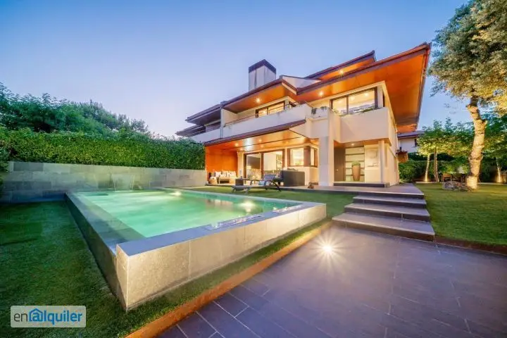 Chalet de Lujo en Torrelodones con Piscina y Terraza