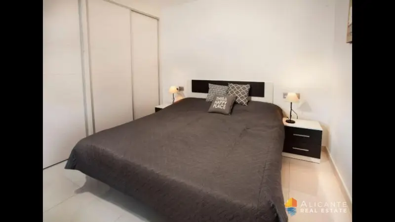 Apartamento en Torrevieja con Piscina y Sauna - Cerca de la Playa