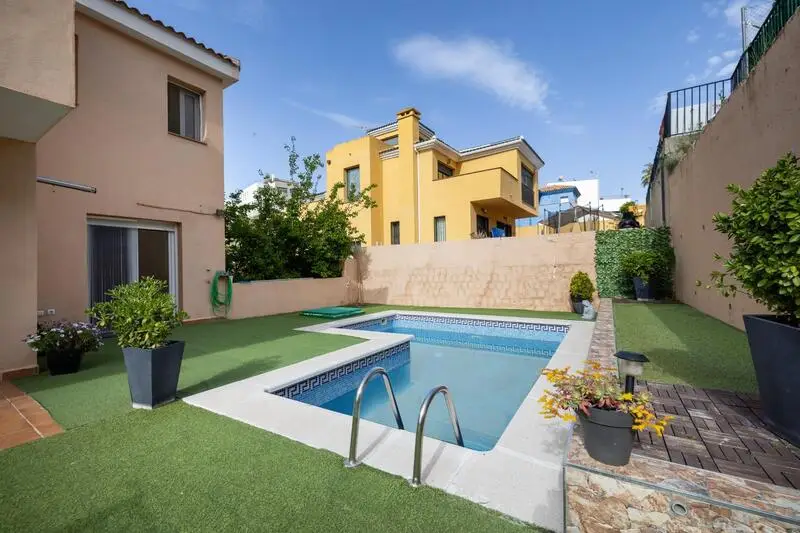 Chalet de Lujo en Altos de La Zubia 378m2
