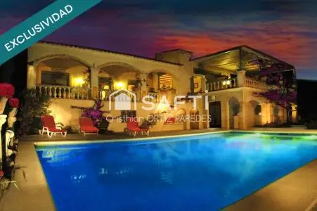 Villa de Lujo en Alt Empordà 3 Viviendas Piscina Licencia Turistica