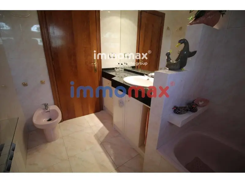 Chalet en venta en Vallirana 6 habitaciones 279m2