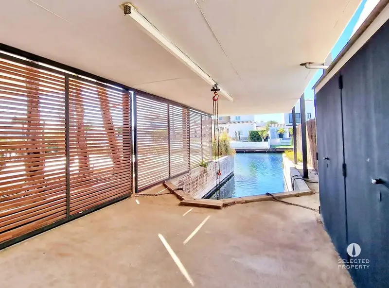 Chalet en venta Empuriabrava: Villa moderna con piscina y amarre doble