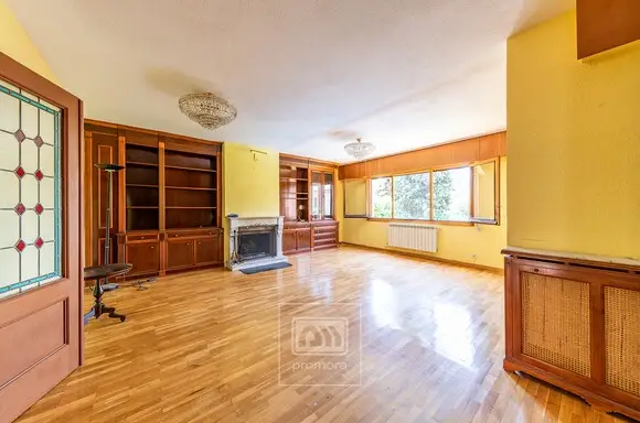 Chalet Pareado con Jardin y Piscina Privada en Aravaca