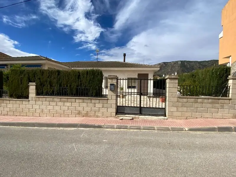Adosado en Salinas con Jardin 700m2 y Nave-Taller