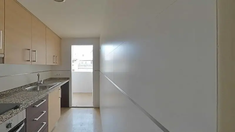 Piso en venta en Alicante: 2 habitaciones, 2 baños, balcón y ascensor