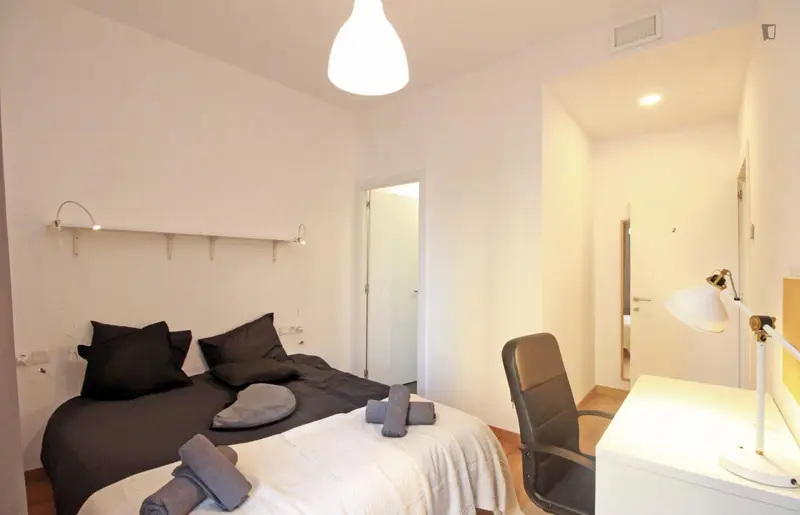 Habitacion Doble con Baño Privado en Piso Compartido Barcelona