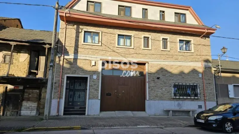 Casa en Venta Compostilla-Columbrianos con 2 Viviendas y Piscina