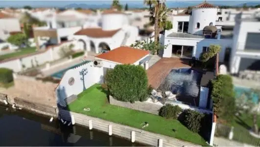 Villa con amarre en Empuriabrava: Sol, Estilo y Navegacion