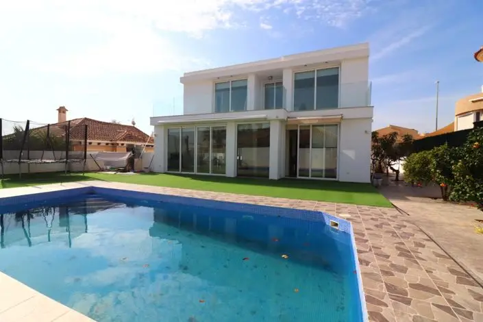 Villa 6 Dormitorios en Venta La Marina Costa Blanca