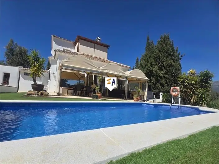 Villa de Lujo en Viñuela 4 Dormitorios Piscina y  Jardines