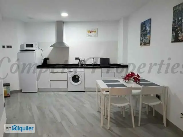 Alquiler Piso Piscina Nerja: Apartamento con Terraza y Wifi