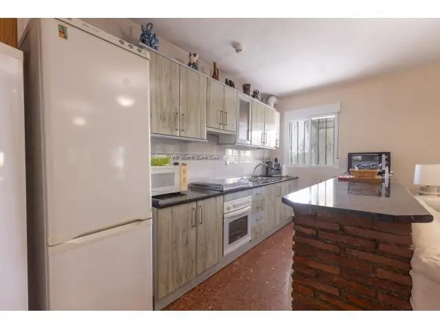 Chalet en Motril con Gran Parcela y Arboles Frutales