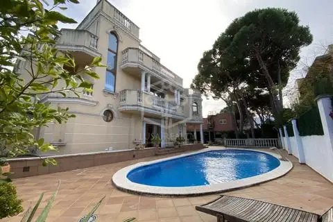 Chalet en Castelldefels 6 Dormitorios Piscina Cerca del Mar