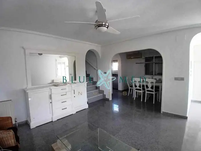 Villa 3 Dormitorios en Venta Reformada Cerca de Servicios