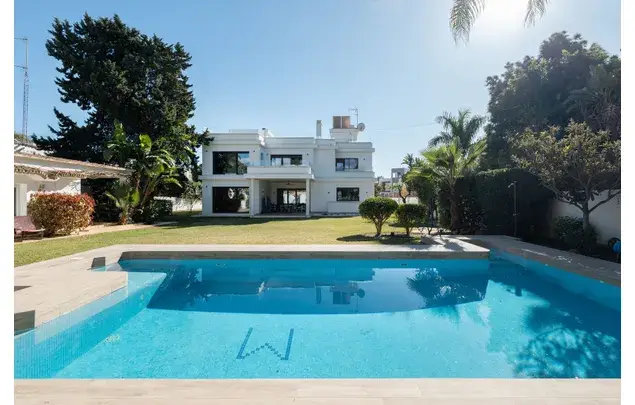 Villa de Lujo en Primera Línea de Playa 6 Dormitorios